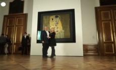 San Valentino, coppie immortalate davanti a "Il bacio" di Klimt