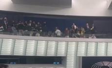 Attivisti curdi pro-Ocalan irrompono al Parlamento europeo, protesta in cima all'emiciclo