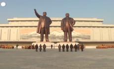 I nordcoreani celebrano l'anniversario della nascita dell'ex leader Kim Jong Il