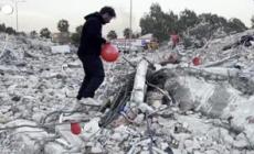 Terremoto in Turchia, palloncini rossi sulle macerie per i bambini uccisi