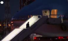 Joe Biden inciampa e cade sulla scaletta dell'Air Force One in partenza da Varsavia
