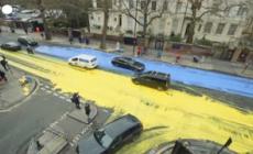 Londra, attivistifilo ucraini verniciano di giallo-blu la strada davanti all'ambasciata russa
