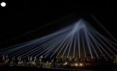 Ucraina, l'installazione "Ray of Memory" illumina il cielo sopra il cimitero di Leopoli