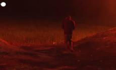 Gaza, giovani palestinesi bruciano pneumatici al confine con Israele