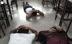 Venezuela, a scuola si insegna ai bambini a nascondersi e proteggersi dai proiettili