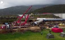 Grecia, scontro tra due treni: le conseguenze dell'incidente ferroviario viste dall'alto