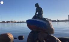 Copenaghen, statua Sirenetta vandalizzata con i colori della bandiera russa