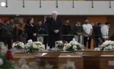 L'omaggio di Mattarella, silenzio davanti alle bare