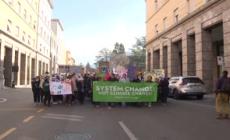 Clima, i ragazzi di Fridays for Future sfilano per le vie di Bolzano