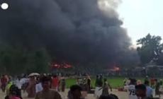 Bangladesh, incendio in un campo profughi di Rohingya: 12 mila senza casa
