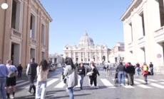 Dieci anni di pontificato di Francesco, le voci dei fedeli in Vaticano