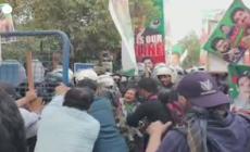 Pakistan, scontri tra la polizia e i sostenitori dell'ex primo ministro Imran Khan