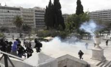 Incidente ferroviario in Grecia, scontri tra manifestanti e polizia ad Atene