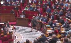 Riforma pensioni in Francia, Marsigliese e cartelli in Parlamento per protesta
