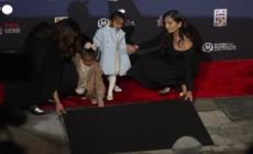 Kobe Bryant, le sue impronte di mani e piedi a Hollywood. Prima volta per un atleta