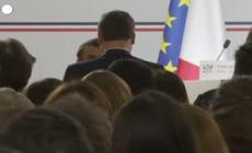 Macron scavalca il parlamento, caos sulle pensioni