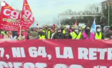 Riforma delle pensioni, manifestanti bloccano la tangenziale a Parigi