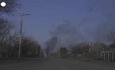 Ucraina, bombardamenti a Bakhmut. colonne di fumo dopo gli attacchi