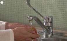 La bolletta dell'acqua sale, 487 euro a famiglia nel 2022