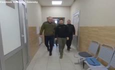 Ucraina, Zelensky visita i soldati feriti al fronte e ringrazia i medici