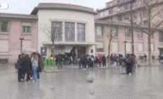 Parigi, riforma pensioni: studenti barricano ingresso di un liceo