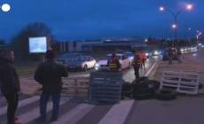 Riforma pensioni in Francia, manifestanti in protesta bloccano una strada ad Amiens