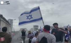 Israele, polizia usa i cannoni ad acqua per disperdere i manifestanti a Tel Aviv