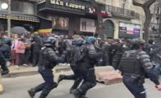 Francia in piazza contro Macron, alta tensione a Parigi