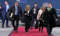 L'arrivo della premier Meloni al secondo giorno di Summit europeo