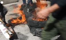 Libano, protesta davanti alla Banca centrale di Beirut contro la crisi