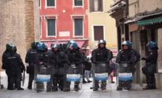 Venezia, momenti di tensione al corteo degli anarchici: citta' blindata