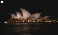 Clima, l'Opera House di Sydney sprofonda nell'oscurita'
