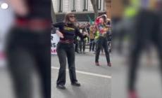 Riforma pensioni, attivisti per il clima manifestano a Parigi a suon di musica da discoteca