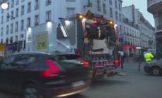 Francia: riforma pensioni, i netturbini puliscono le strade di Parigi dopo la protesta