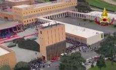 Vigili del fuoco, mille allievi "disegnano" il simbolo durante il giuramento - Video