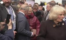 Carlo III in Germania, la visita in un mercato di Berlino