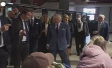 Carlo III in Germania, la visita a un centro di accoglienza per i rifugiati ucraini