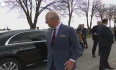 Carlo III in Germania, visita ad una fattoria biologica: per lui una torta a forma di corona