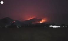 Thailandia, i vigili del fuoco combattono un vasto incendio boschivo
