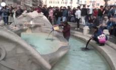 Eco-blitz a Roma, liquido nero nella fontana della Barcaccia in piazza di Spagna - Video