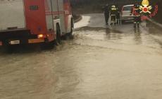 Con l'auto nel torrente in piena, morto 81enne
