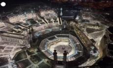 Ramadam, fedeli musulmani pregano intorno alla Kaaba nella Grande Moschea