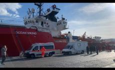 Migranti: la Ocean Viking ha attraccato a Salerno