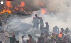 Bangladesh, incendio devasta un mercato d'abbigliamento a Dacca