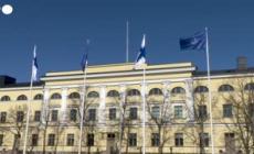 Helsinki, la bandiera della Nato sventola davanti al ministero degli Esteri
