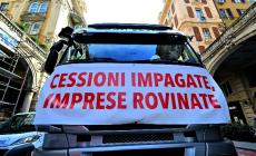 Edili in corteo a Genova, città bloccata da centinaia di mezzi