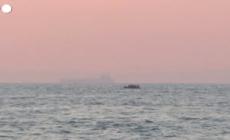 Migranti, su un gommone tentano di attraversare la Manica per raggiungere la Gran Bretagna