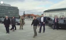 Polonia, Zelensky depone una corona di fiori sulla tomba del Milite Ignoto