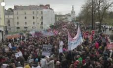Francia, riforma pensioni: scontri fra manifestanti e polizia a Nantes