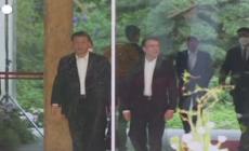 Cina, cerimonia del te' per Xi Jinping e Macron